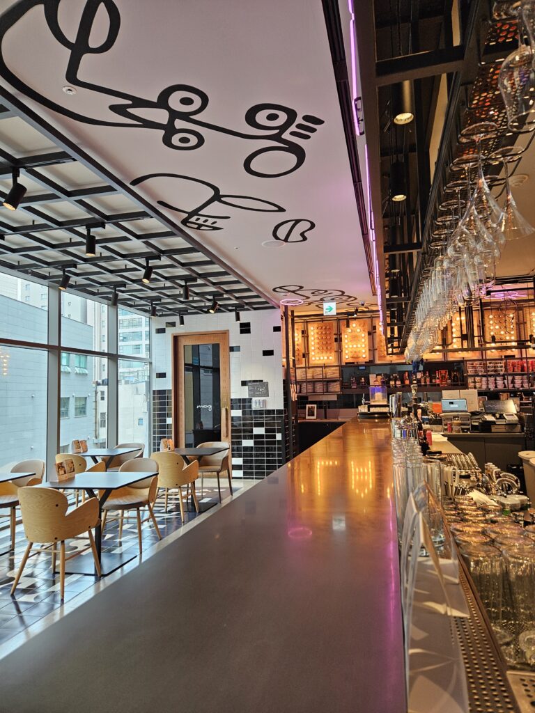 Moxy Seoul Myeongdong ロビー兼バーカウンター