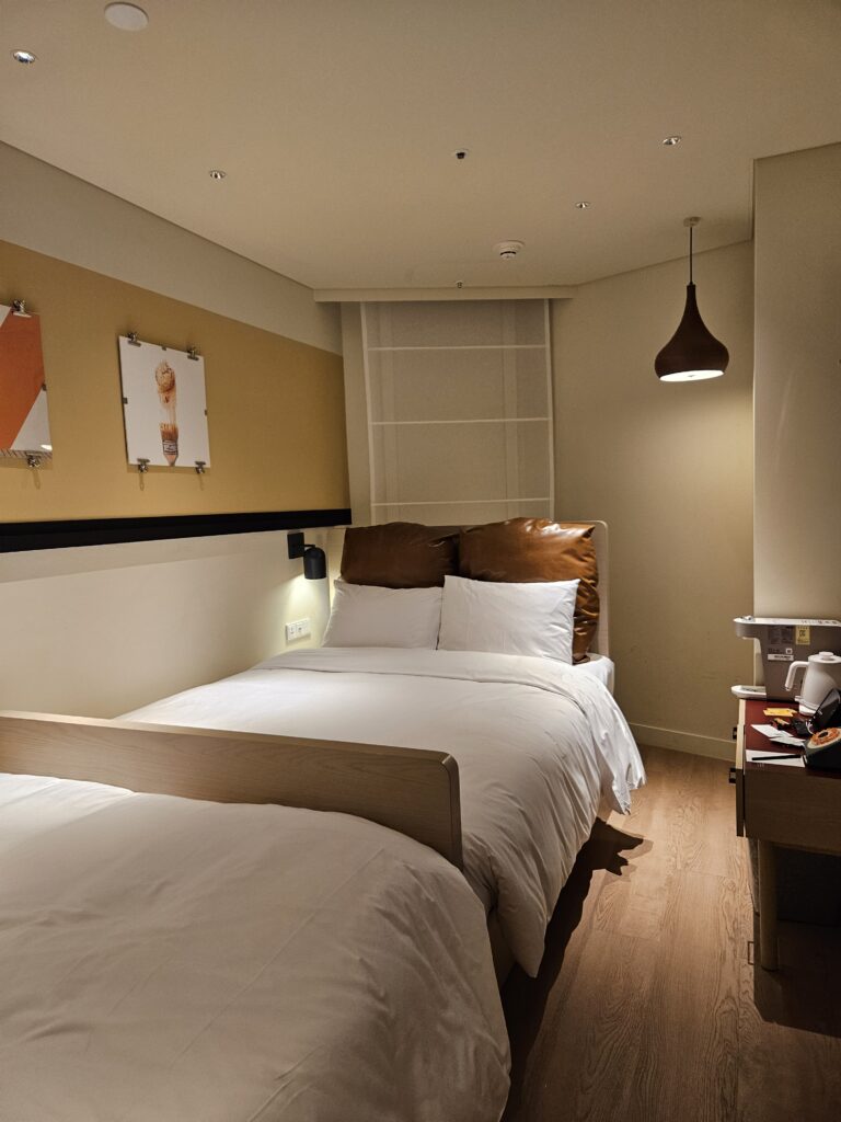 Moxy Seoul Myeongdong 客室 ベッド