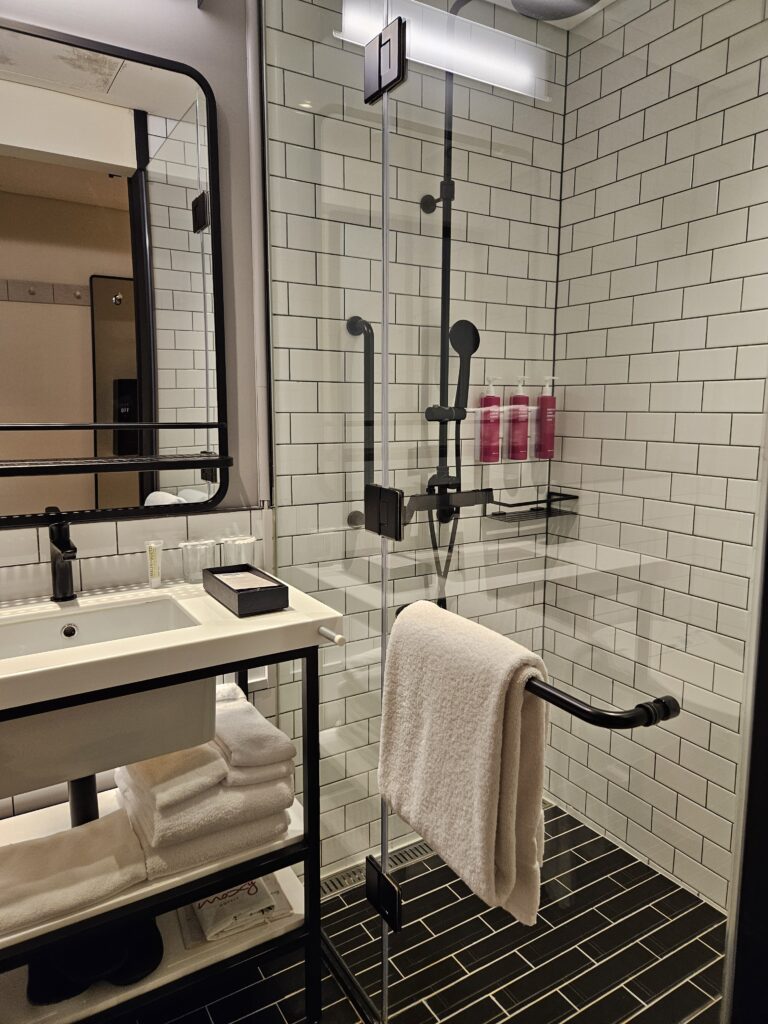 Moxy Seoul Myeongdong 客室 シャワー